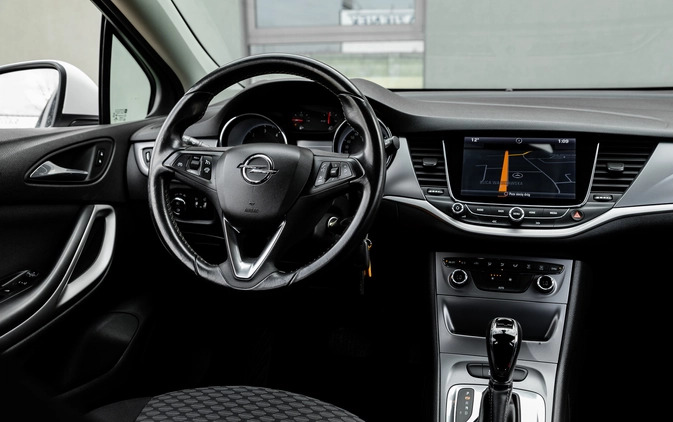 Opel Astra cena 39900 przebieg: 182000, rok produkcji 2017 z Radom małe 704